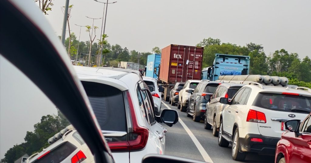 Lái xe trên cao tốc dịp Tết gặp sự cố: Làm gì để không bị phạt nguội?