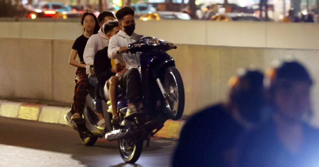 Quy định xử phạt hành vi chạy xe mô tô lạng lách, đánh võng năm 2026