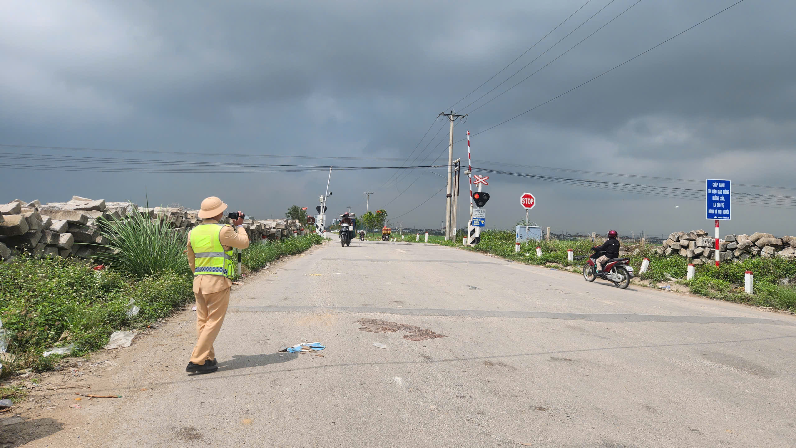 CSGT Nghệ An ghi hình để phạt nguội các trường hợp cố tình vượt đường ngang khi đèn tín hiệu bật.