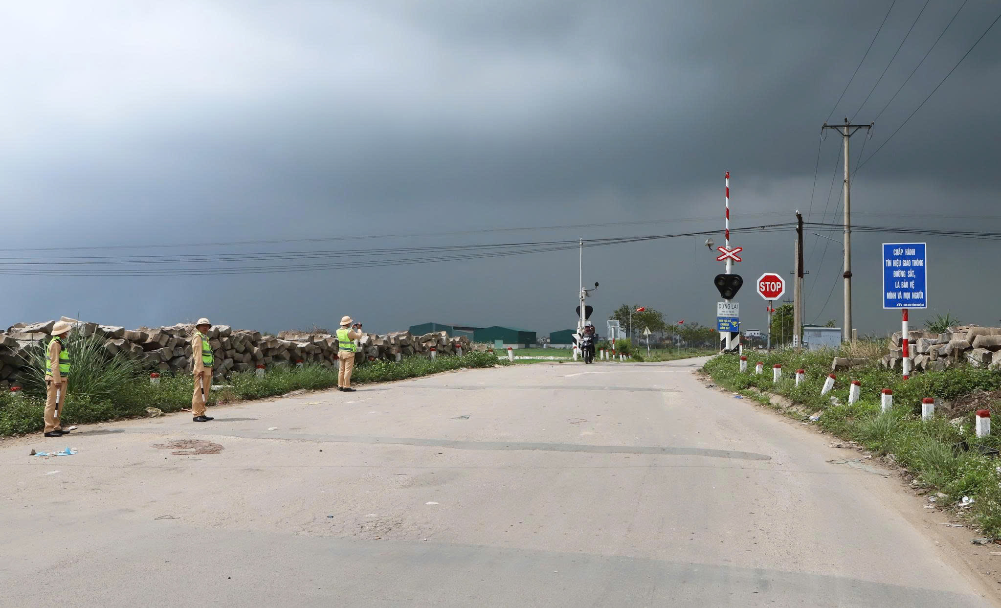 CSGT Nghệ An ghi hình để phạt nguội các trường hợp cố tình vượt đường ngang khi đèn tín hiệu bật.