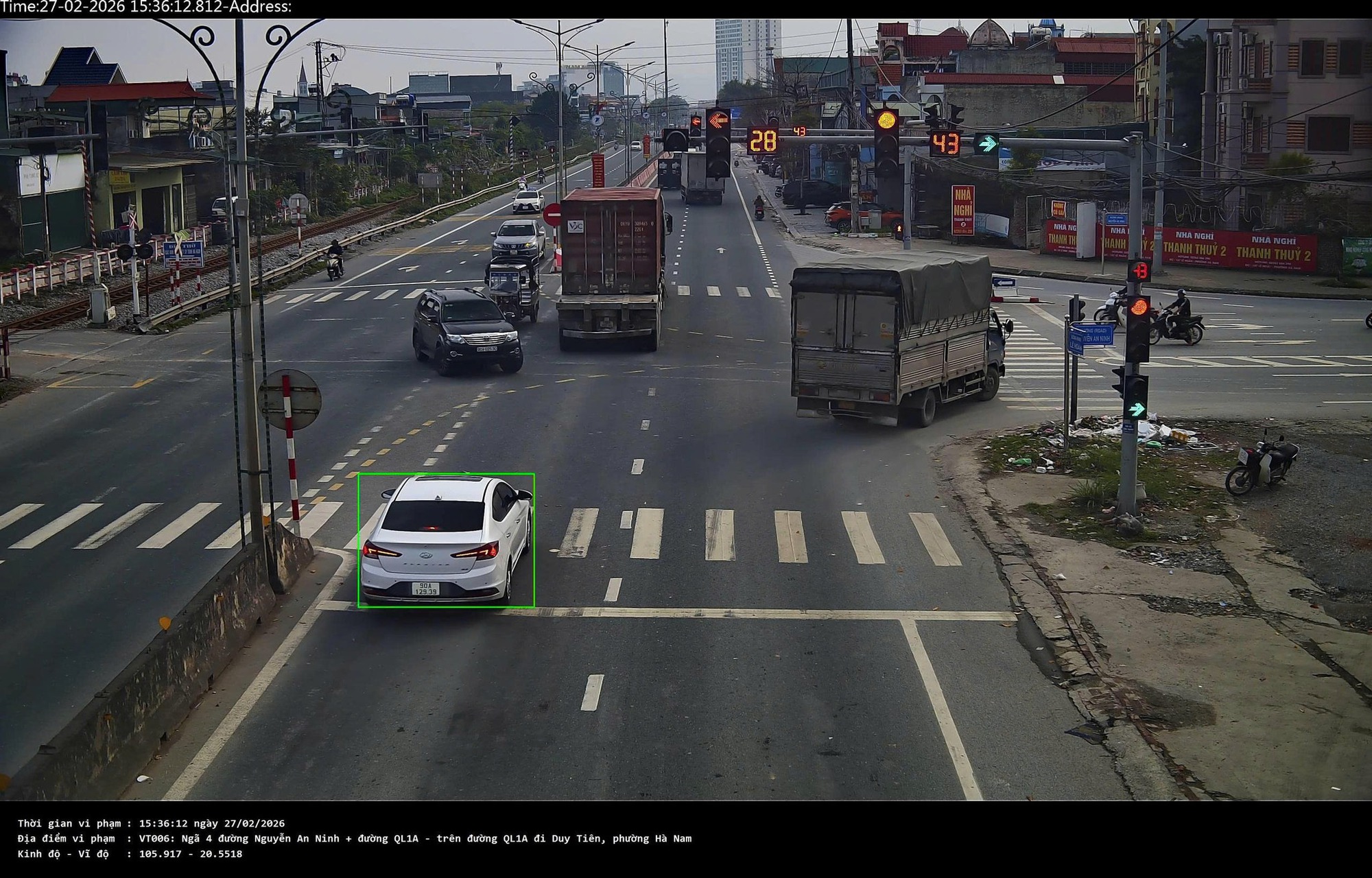 ô tô vượt đèn đỏ bị camera AI ghi hình dẫn đến phạt nguội