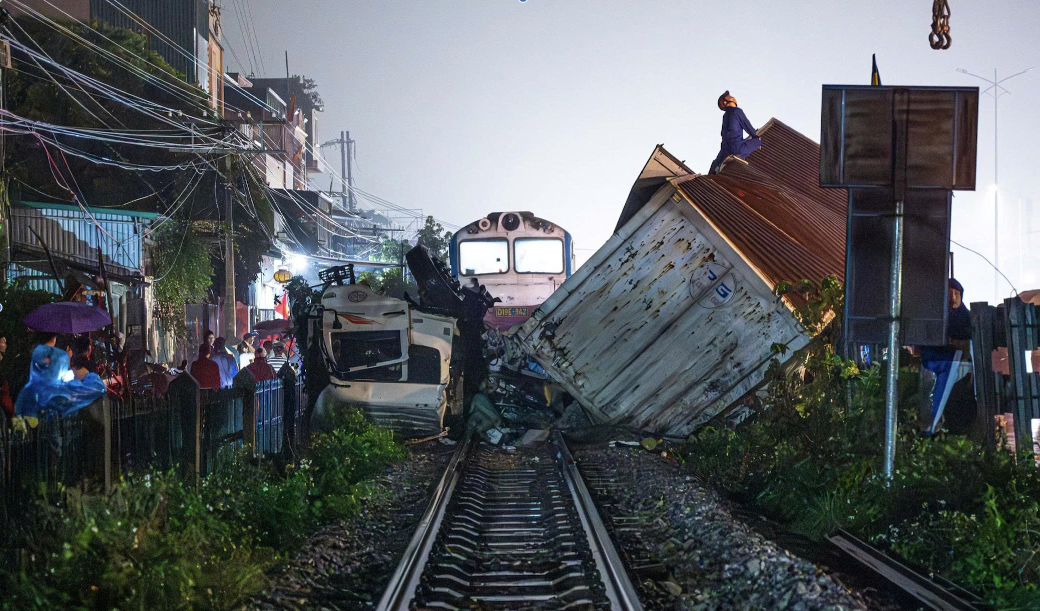 Nơi xảy ra vụ tai nạn đường sắt tại xã Ngọc Hồi (Hà Nội) làm 2 người tử vong. (Ảnh: znews.vn).