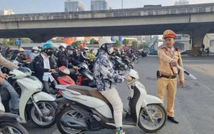 Xe mô tô vượt bên phải xe khác: Có bị phạt không? Mức phạt bao nhiêu?