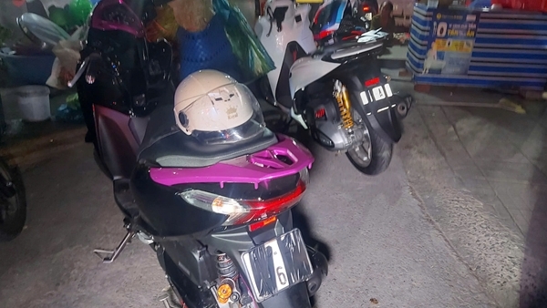 Xe máy bị dán che biển số nhằm né phạt nguội.