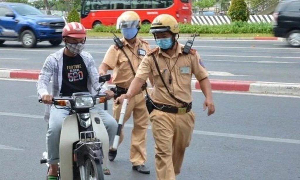 CSGT rút chìa khóa xe người vi phạm có đúng luật không?