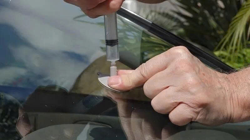 Kính lái ô tô bị nứt: Đừng sửa sai thời điểm kẻo tốn tiền và mất an toàn