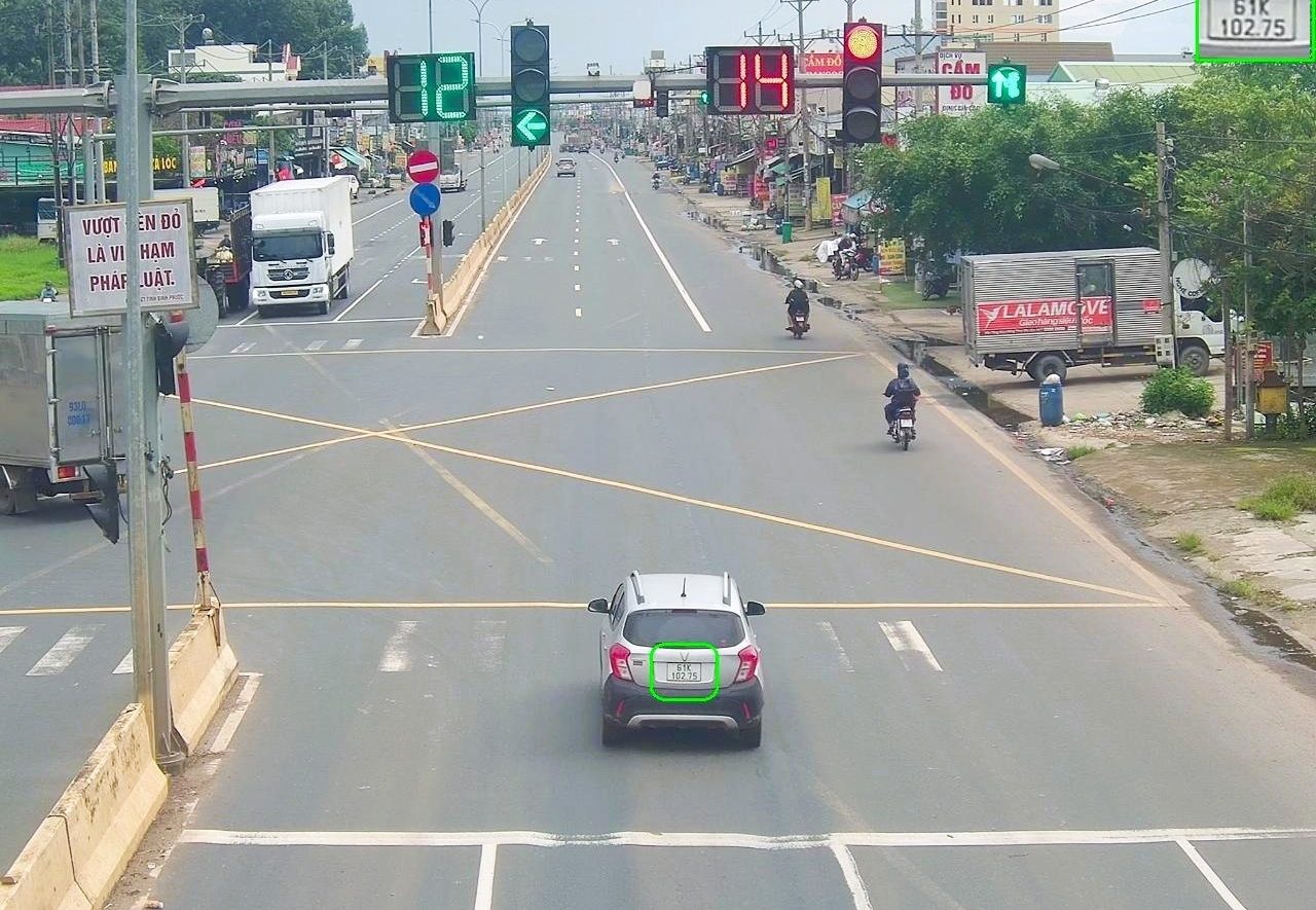 Ô tô bị phạt nguội lỗi vượt đèn đỏ được phát hiện qua hệ thống camera giám sát giao thông.