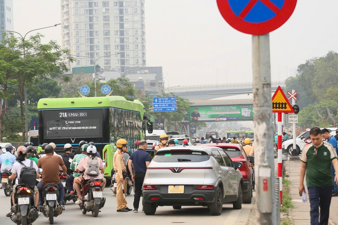 Lực lượng CSGT Hà Nội tăng cường kiểm tra, xử lý xe dừng đỗ sai quy định trên các tuyến phố trung tâm.