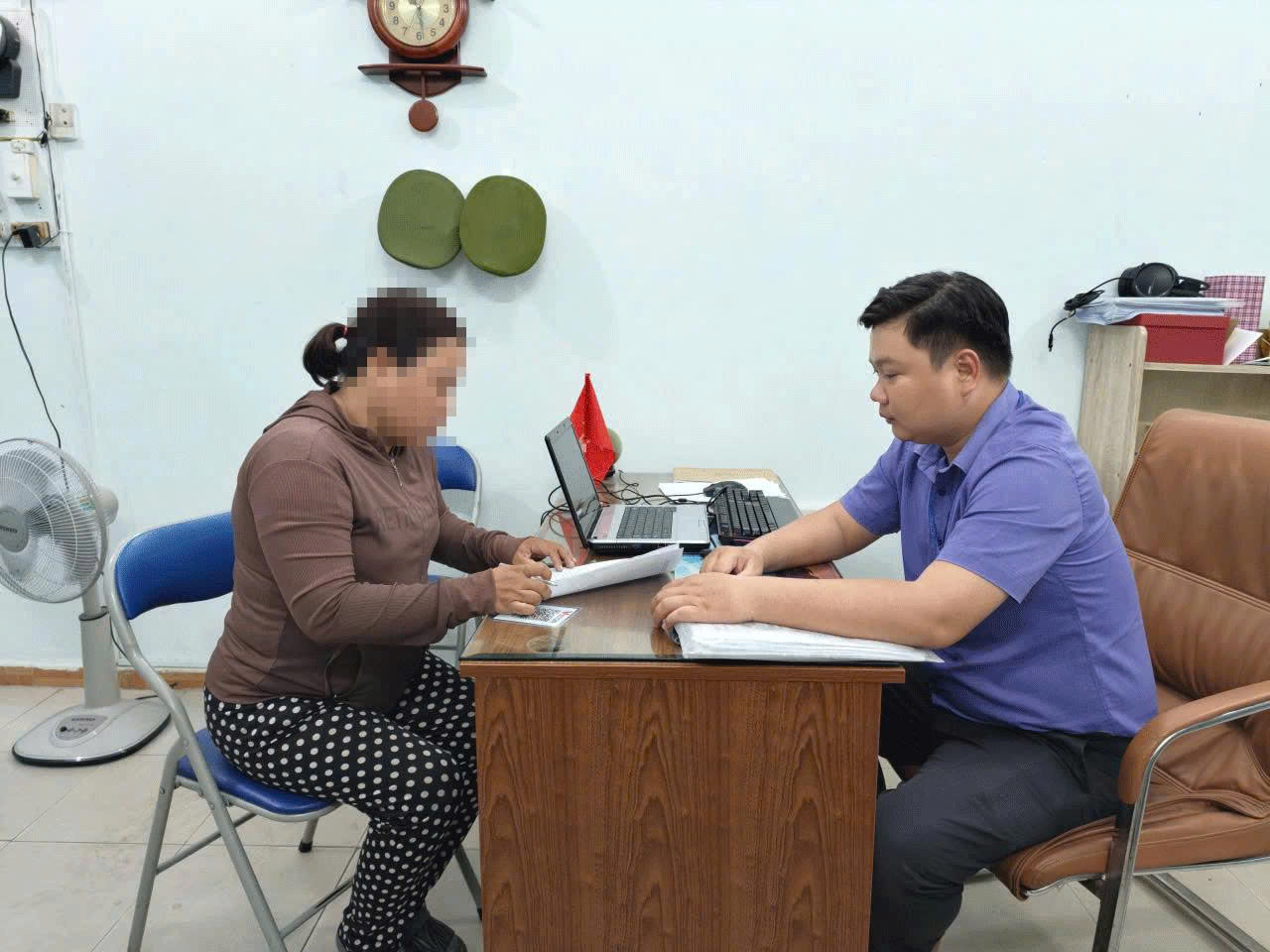 Công an xã Bình Chánh làm việc với 2 trường hợp vứt rác sai quy định