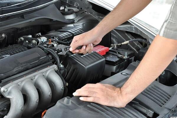 Lái xe mùa nắng nóng: 4 vấn đề cần kiểm tra để tránh hỏng xe và mất an toàn 2 kiem tra nuoc lam mat o to dinh ky giup dong co hoat dong ben bi