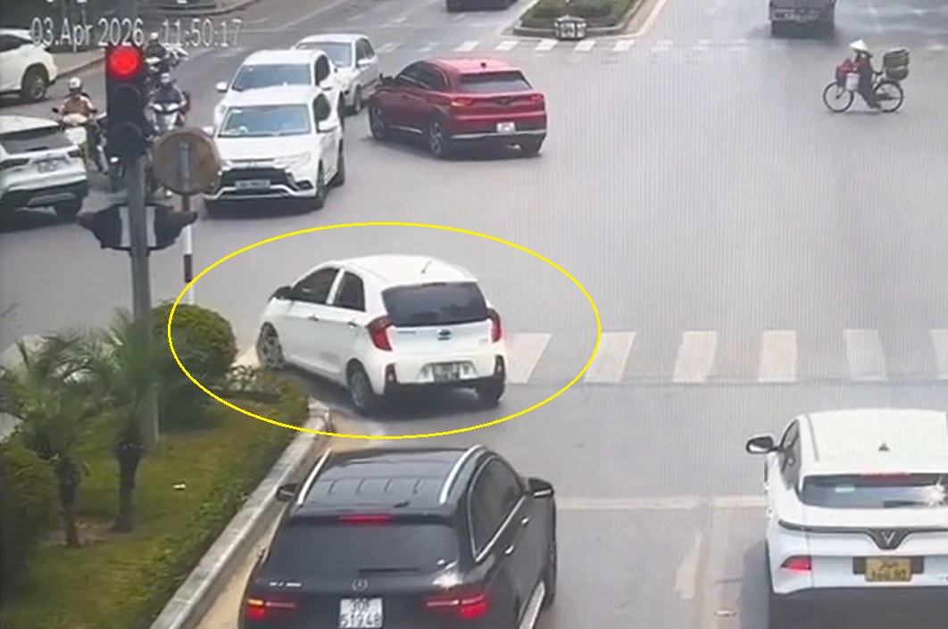 Cục CSGT làm rõ mức phạt quay đầu xe trên vạch người đi bộ, tài xế có thể bị phạt hơn 21 triệu đồng 1 Cục CSGT làm rõ mức phạt quay đầu xe trên vạch người đi bộ, tài xế có thể bị phạt hơn 21 triệu đồng