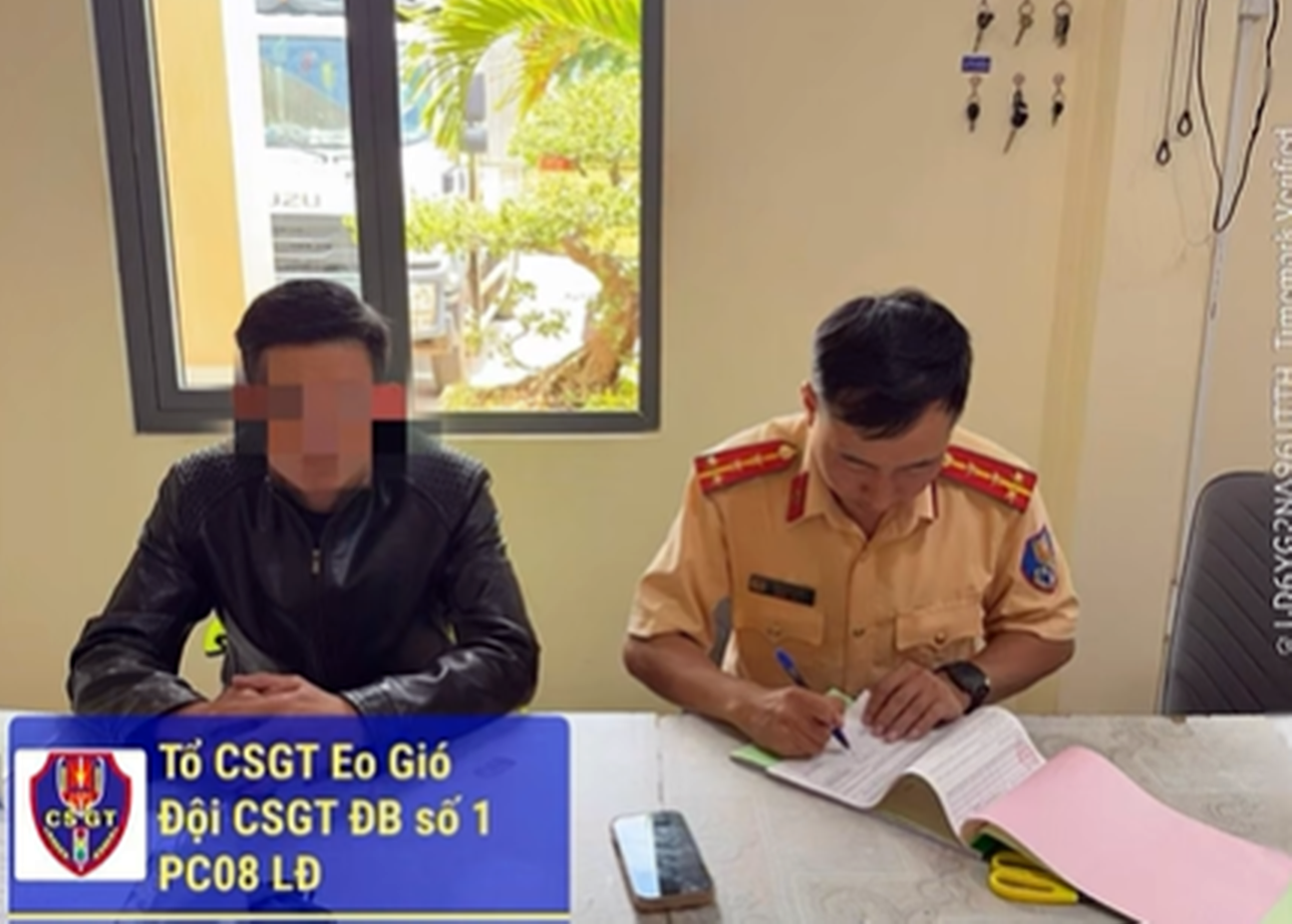Tài xế xe tải chở hàng vượt chiều cao quy định bị phạt từ clip TikTok 2 quoc lo 27 2 2531 2447.png