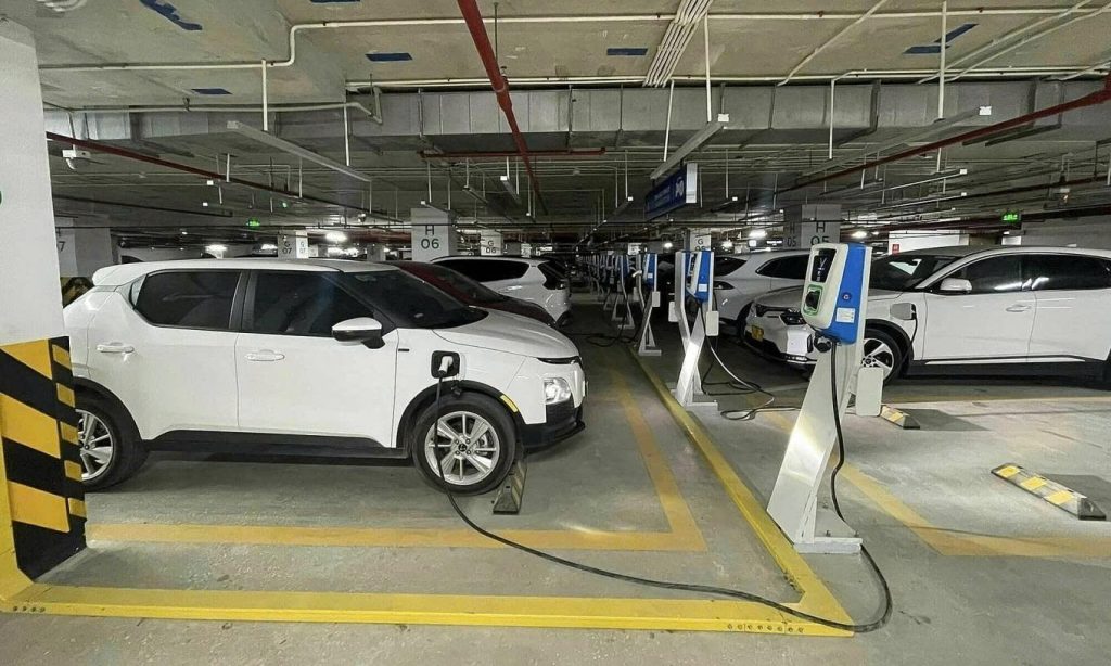 Cách sử dụng xe điện an toàn trong mùa nắng mưa thay đổi liên tục