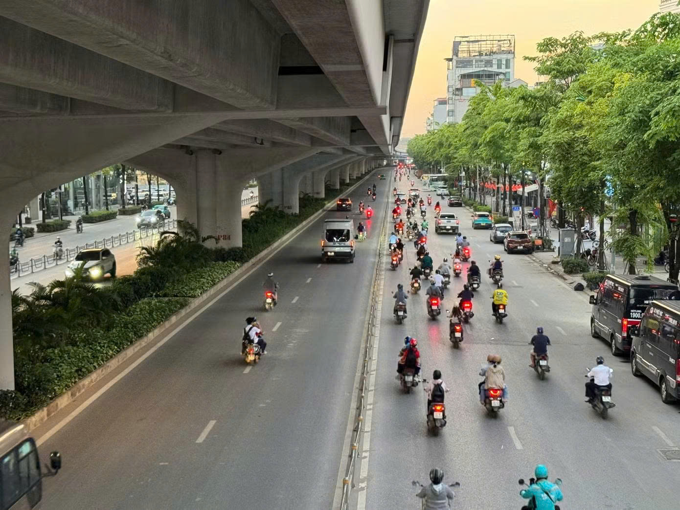 Xe máy vẫn vô tư đi vào làn ô tô trên đường Phạm Văn Đồng dù có camera phạt nguội