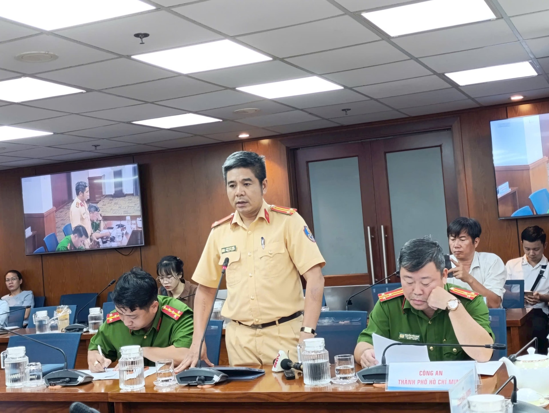 Tại họp báo, Trung tá Hoàng Bá Tuấn (PC08) cho biết camera AI tại TP.HCM phát huy hiệu quả giám sát, xử lý vi phạm, nhất là phạt nguội.
