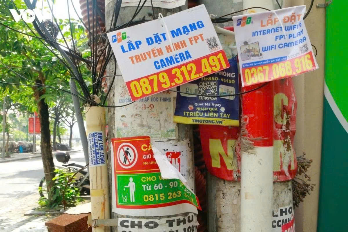 Treo quảng cáo trên cột điện, có thể bị phạt tới 20 triệu đồng
