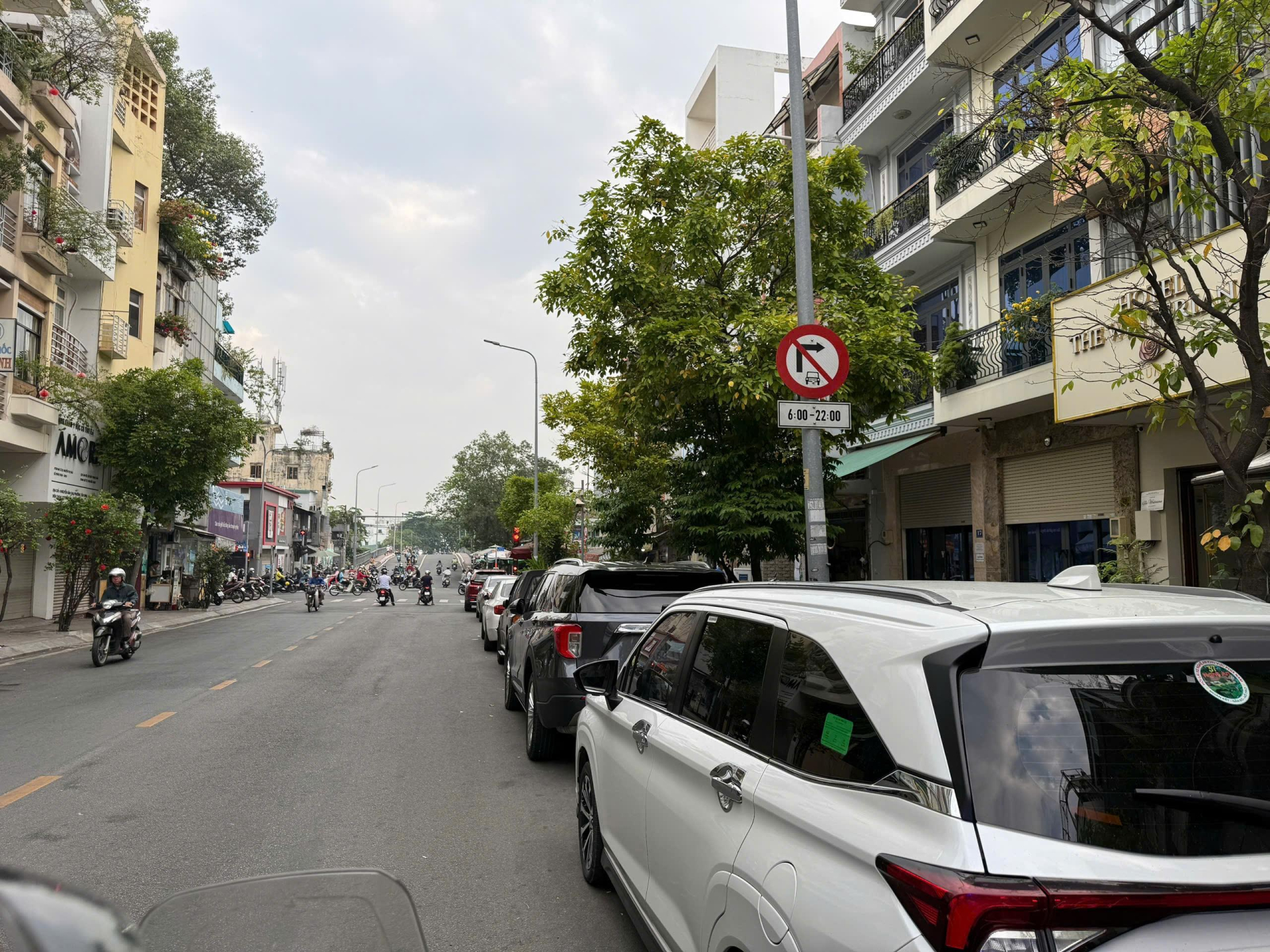 Biển cấm xe ô tô rẽ phải P.103b: Ý nghĩa, quy định và mức xử phạt 2 Biển P.103b báo hiệu cấm xe ô tô rẽ phải tại vị trí đặt biển.