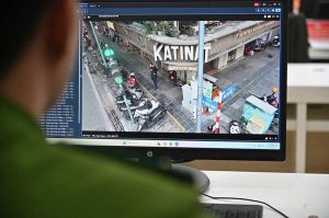 Để xe máy trên vỉa hè vài phút mua đồ có bị phạt nguội không?