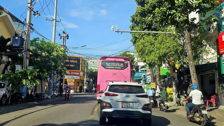 Hệ thống camera giám sát được triển khai đồng bộ, bao phủ khép kín nhiều tuyến đường trung tâm tại Quy Nhơn, hỗ trợ quản lý giao thông và xử lý vi phạm.