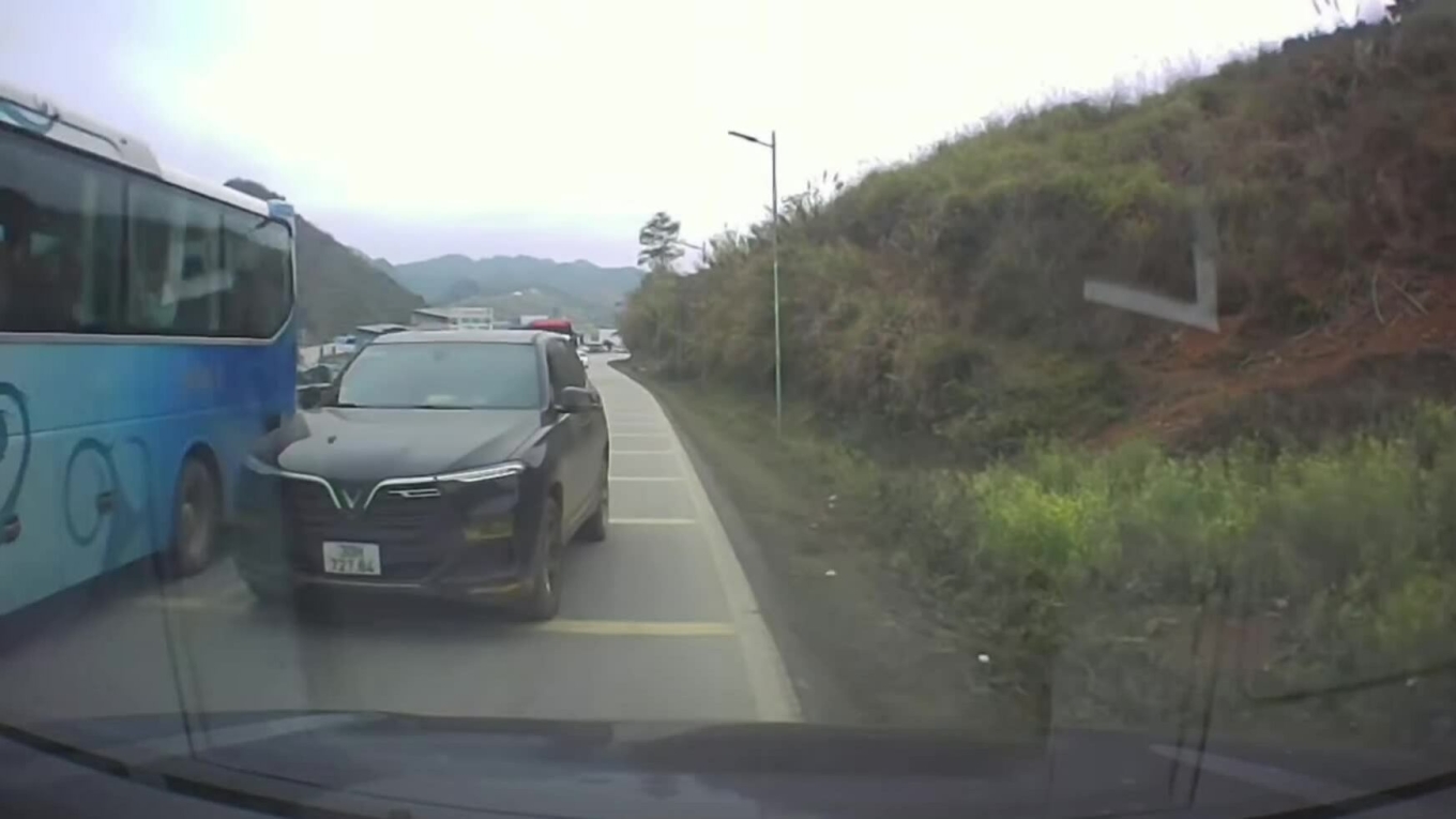 Nguyên tắc "nhường tốc không nhường đường" khi lái xe: Kỹ năng giúp giảm nguy cơ tai nạn 1 Nguyên tắc "nhường tốc không nhường đường" khuyến khích tài xế ưu tiên giảm tốc và giữ ổn định phương tiện thay vì đánh lái đột ngột khi gặp tình huống bất ngờ.