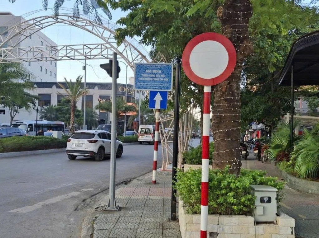 Biển báo đường cấm P.101 là gì? Ý nghĩa và mức phạt mới nhất 2 Hình ảnh biển báo đường cấm P.101 có nền trắng, viền đỏ, được sử dụng để cấm tất cả các phương tiện lưu thông trên đoạn đường phía trước.